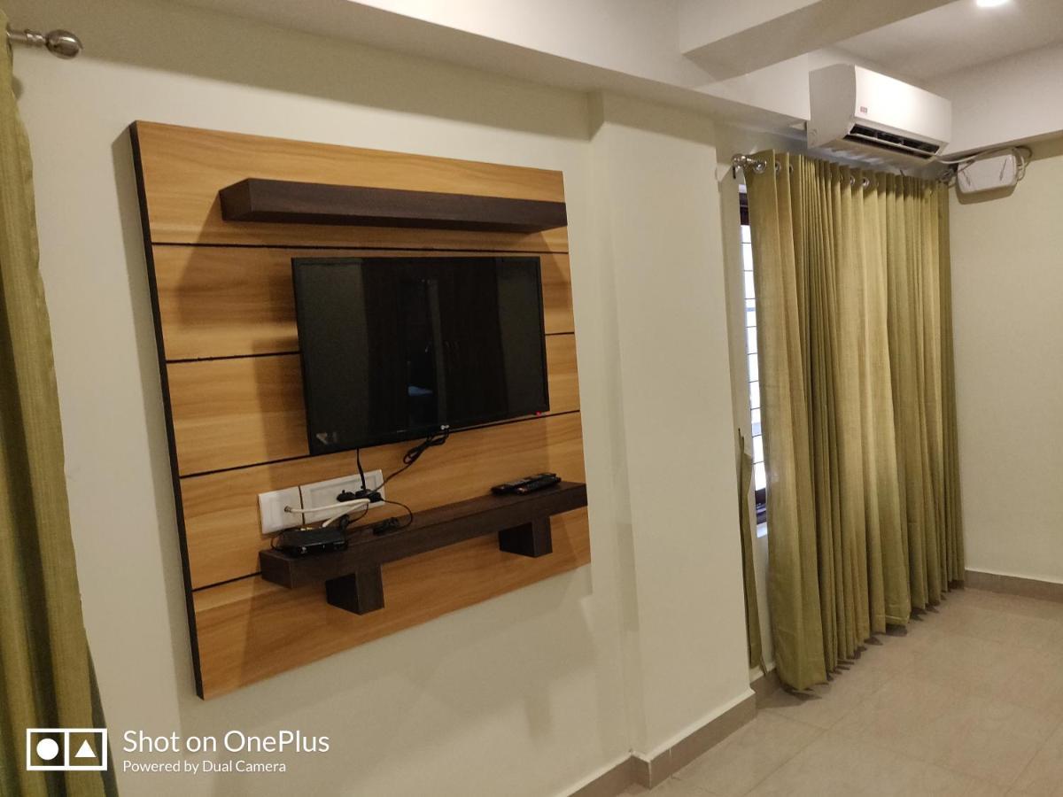 Hotel Sree Gokulam Apartments Гуруваюр Экстерьер фото