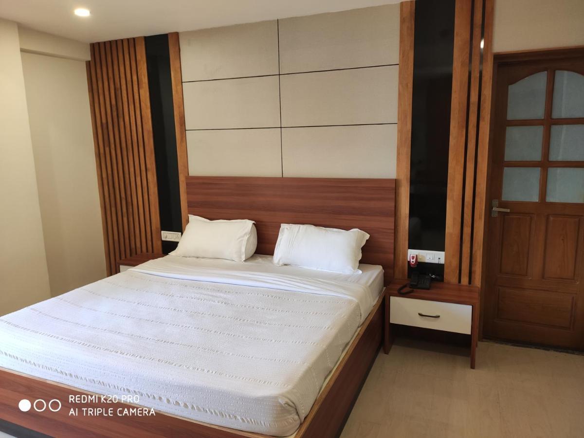Hotel Sree Gokulam Apartments Гуруваюр Экстерьер фото