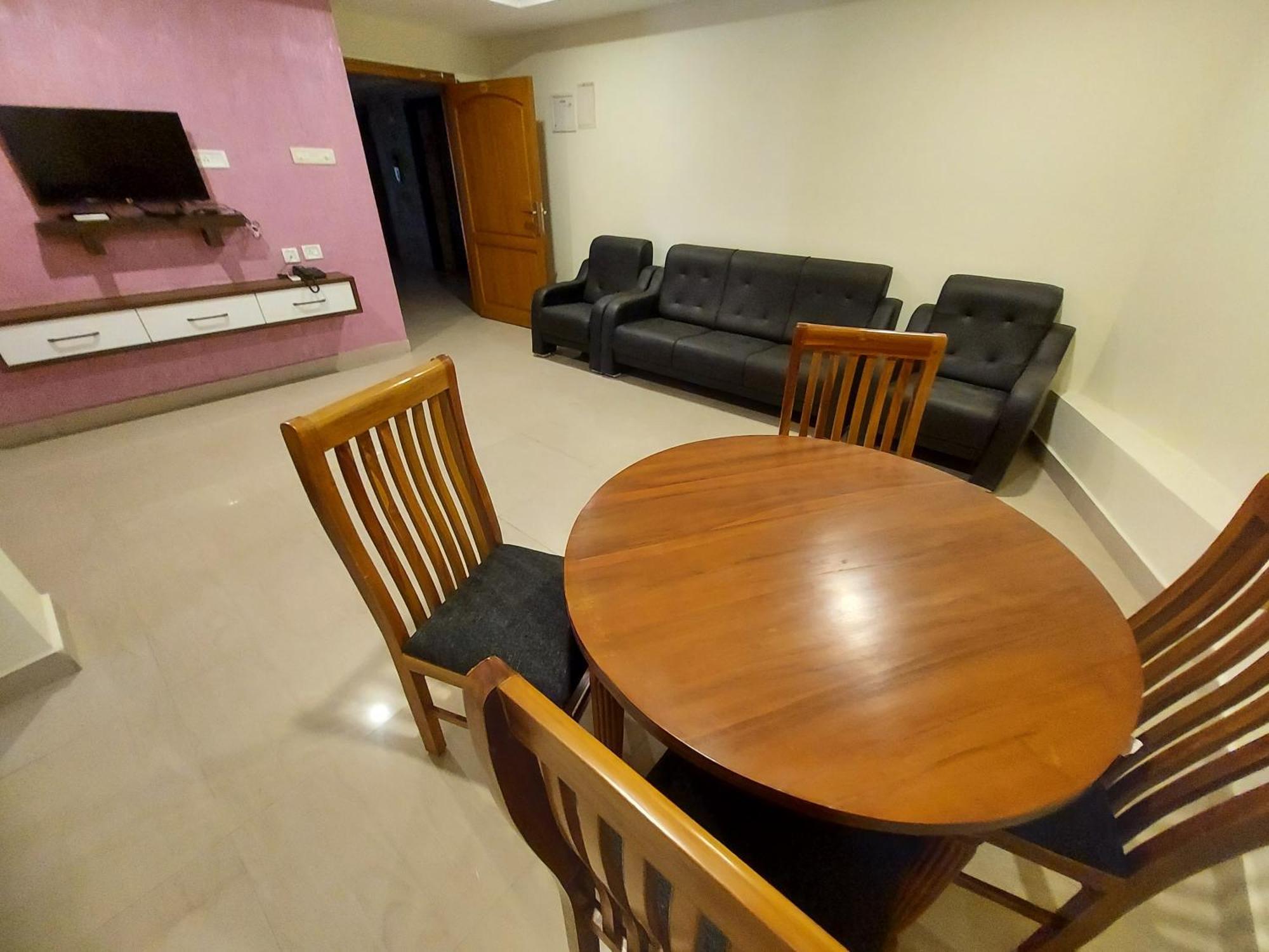 Hotel Sree Gokulam Apartments Гуруваюр Экстерьер фото
